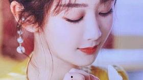 白衣送妆闲人避让,白衣佳人送妆，闲人纷纷避让，尽显风华